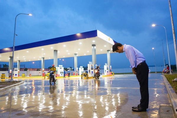 Từ cái cúi đầu đến triết lý “Khách hàng là thượng đế”